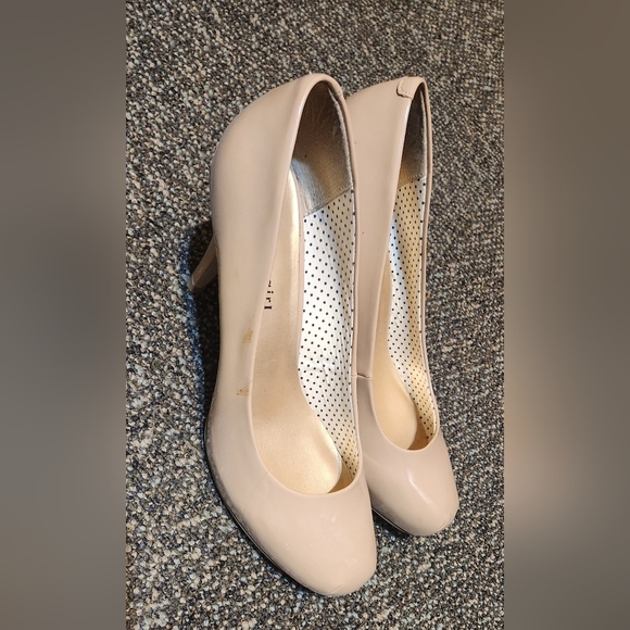 Madden Girl Women's Cream Pumps - Picture 4 of 5